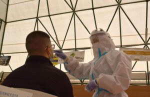 Covid, nuova impennata di contagi: 1300 casi e un decesso