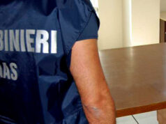 Il virus sui carrelli e i pos: come ci si contagia ai supermercati