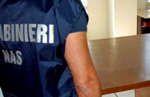 Il virus sui carrelli e i pos: come ci si contagia ai supermercati