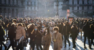 Covid in Italia, sono 15.370 i positivi nelle ultime 24 ore: in calo i ricoveri Covid