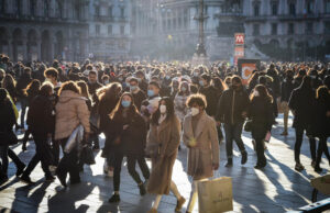 Covid in Italia, sono 15.370 i positivi nelle ultime 24 ore: in calo i ricoveri Covid