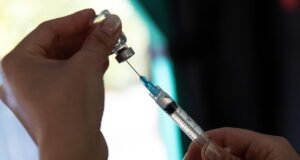 Covid, ordinanza Figliuolo su vaccini: priorità over 80 e persone fragili