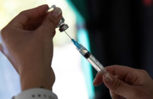 Covid, ordinanza Figliuolo su vaccini: priorità over 80 e persone fragili