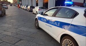 Via Roma, danneggia un negozio e reagisce con violenza alle forze dell’ordine