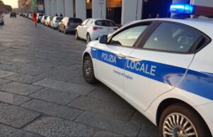 Via Roma, danneggia un negozio e reagisce con violenza alle forze dell’ordine