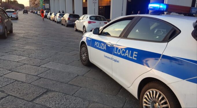 Via Roma, danneggia un negozio e reagisce con violenza alle forze dell’ordine