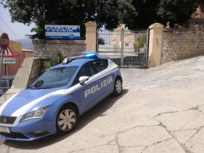 Si presenta dall’ex moglie con fucile subacqueo, arrestato 52enne