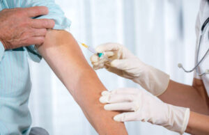 Centenaria multata: non si è vaccinata, ma non esce di casa da 4 anni