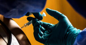 Terza dose, denuncia delle Acli: oltre 60 giorni per gli ultrasettantenni AstraZeneca vaccino