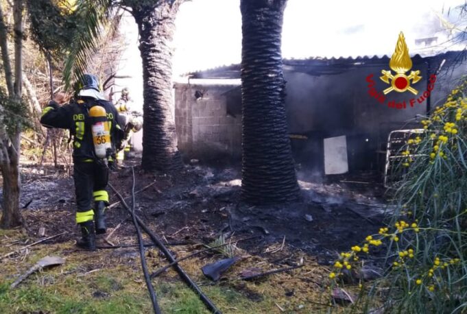 Quartu, fiamme in un terreno a Flumini: intervento dei Vigili del Fuoco