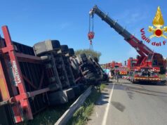 Tir si ribalta sulla statale 130: ferito estratto dalle lamiere
