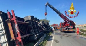 Tir si ribalta sulla statale 130: ferito estratto dalle lamiere