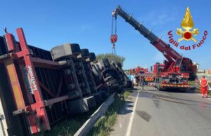 Tir si ribalta sulla statale 130: ferito estratto dalle lamiere