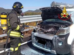 Auto in fiamme sulla SS 195: intervento dei Vigili del Fuoco