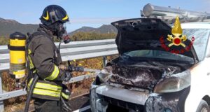 Auto in fiamme sulla SS 195: intervento dei Vigili del Fuoco
