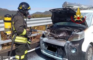 Auto in fiamme sulla SS 195: intervento dei Vigili del Fuoco