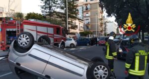 Incidente in via Scano a Cagliari: auto si ribalta in mezzo alla strada