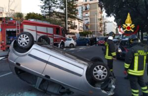 Incidente in via Scano a Cagliari: auto si ribalta in mezzo alla strada