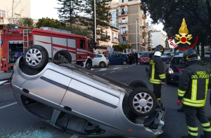 Incidente in via Scano a Cagliari: auto si ribalta in mezzo alla strada