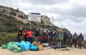 Sant’Elia, il Comune di Cagliari promuove una pulizia della spiaggia: i pazienti psichiatrici in prima linea