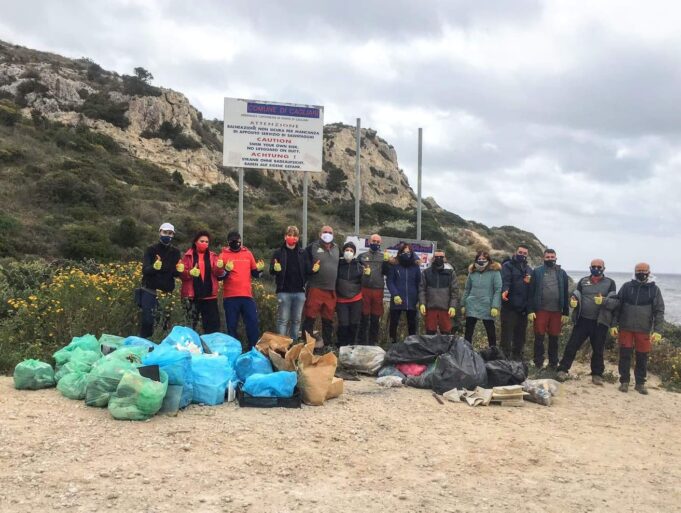 Sant’Elia, il Comune di Cagliari promuove una pulizia della spiaggia: i pazienti psichiatrici in prima linea