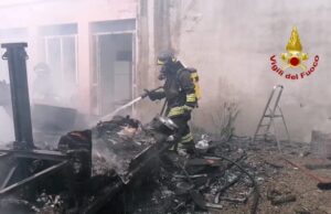 Maracalagonis, in fiamme un camper: sul posto i vigili del fuoco