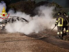 Cagliari, in fiamme un’auto in via Ticca: in azione i vigili del fuoco