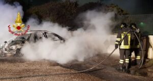 Cagliari, in fiamme un’auto in via Ticca: in azione i vigili del fuoco