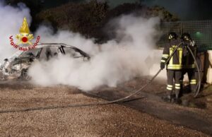 Cagliari, in fiamme un’auto in via Ticca: in azione i vigili del fuoco