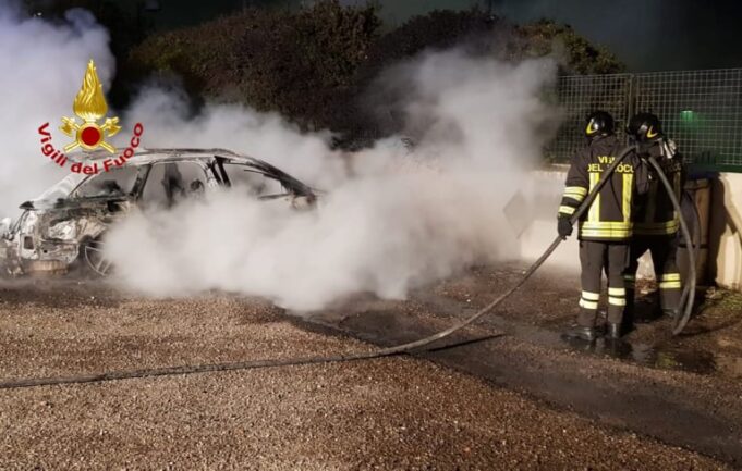 Cagliari, in fiamme un’auto in via Ticca: in azione i vigili del fuoco