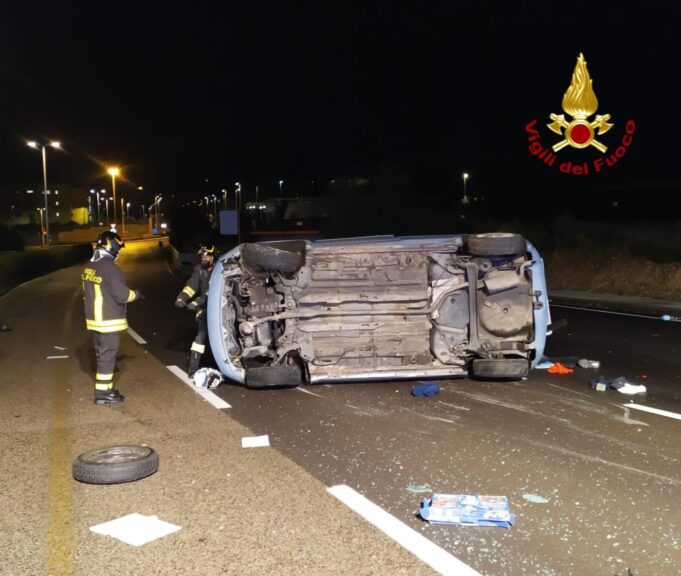 Sassari, auto si ribalta: un ferito
