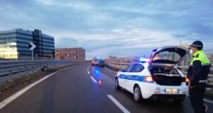 Cagliari, perde il controllo dell’auto e finisce sul guard rail: un ferito