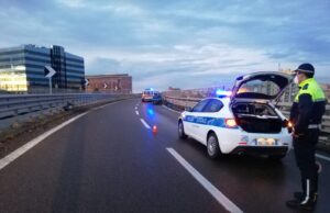 Cagliari, perde il controllo dell’auto e finisce sul guard rail: un ferito