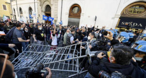 Protesta di commercianti e ristoratori davanti alla Camera per riaperture protesta