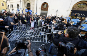 Protesta di commercianti e ristoratori davanti alla Camera per riaperture protesta