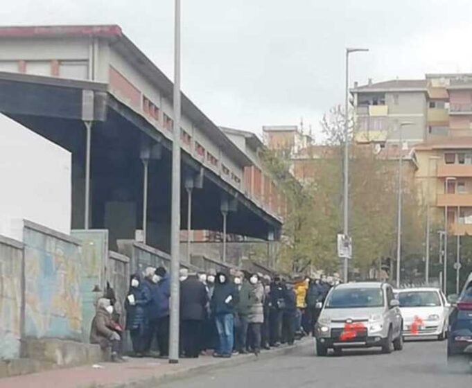 Vaccini: centinaia di 80enni assembrati al freddo a Nuoro