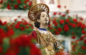 La statua di Sant’Efisio in processione a Cagliari: un rito centenario Sant'Efisio