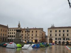 Sassari, manifestanti obbligati a rimuovere le tende durante coprifuoco: “Non ci arrendiamo”