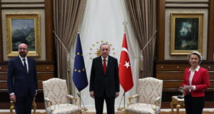Secondo incidente diplomatico in Turchia: sedia più piccola a pranzo per Von der Leyen Turchia