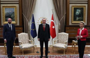Secondo incidente diplomatico in Turchia: sedia più piccola a pranzo per Von der Leyen Turchia