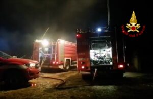 Paura a Cortoghiana, vasto incendio minaccia le abitazioni