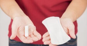 Vendita assorbenti vietata dopo le 18, “Non sono beni di prima necessità”: la denuncia di Alessia assorbenti mestruzioni