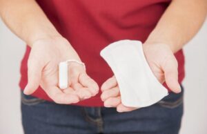 Vendita assorbenti vietata dopo le 18, “Non sono beni di prima necessità”: la denuncia di Alessia assorbenti mestruzioni