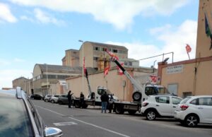 Cagliari, proteste lavoratori servizio rimozione: carro attrezzi bloccano la strada