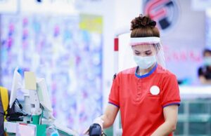 Covid, vaccini. Liberu: “Priorità anche a lavoratori di supermercati, uffici e negozi di beni essenziali” cassier