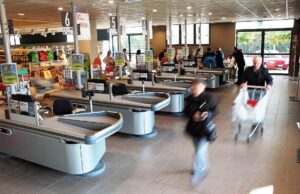 Tracce di Covid nei market, Liberu: “Subito vaccinazioni per lavoratori negozi essenziali”