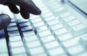 Monserrato: ricattato sul web da una giovane, una denuncia computer