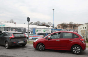 Bottiglia incendiaria contro centro vaccinale a Brescia