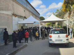 Vaccini: ritardi, file e lamentele nell’hub di Sassari