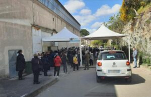 Vaccini: ritardi, file e lamentele nell’hub di Sassari